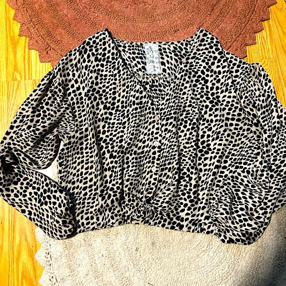 Sadie & Sage cheetah blouse sz M - Picture 1 of 2